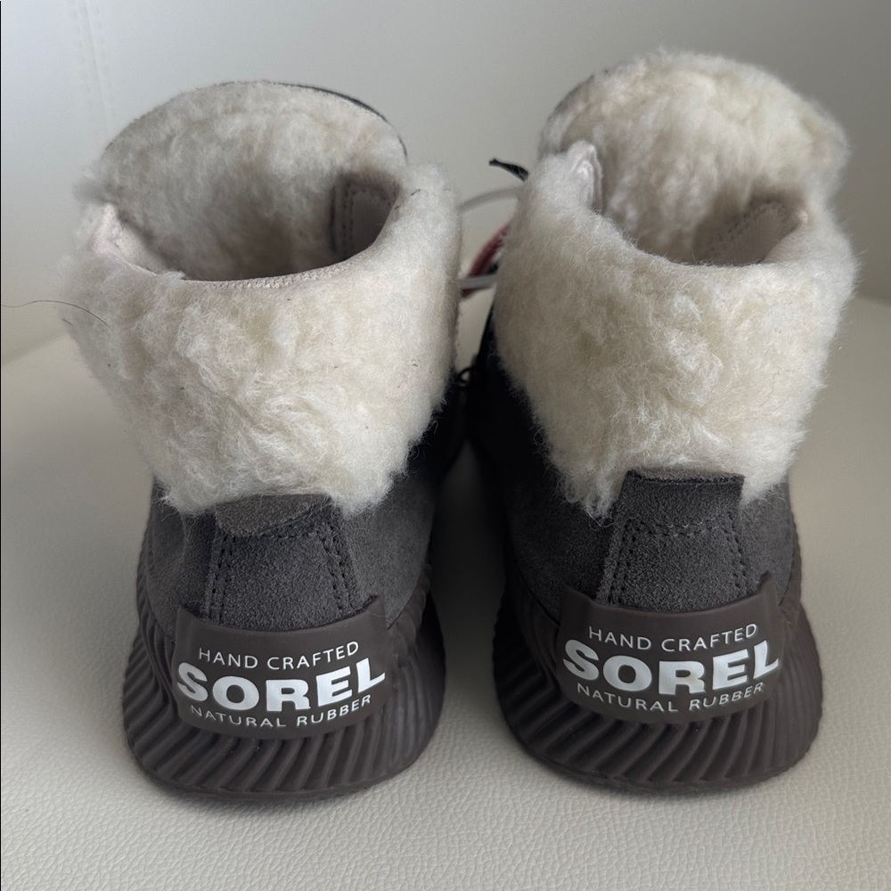 NWT Out N About Sorel Kids Waterproof Boots - Charcoal with Red Laces Size 5. - Picture 3 of 6
